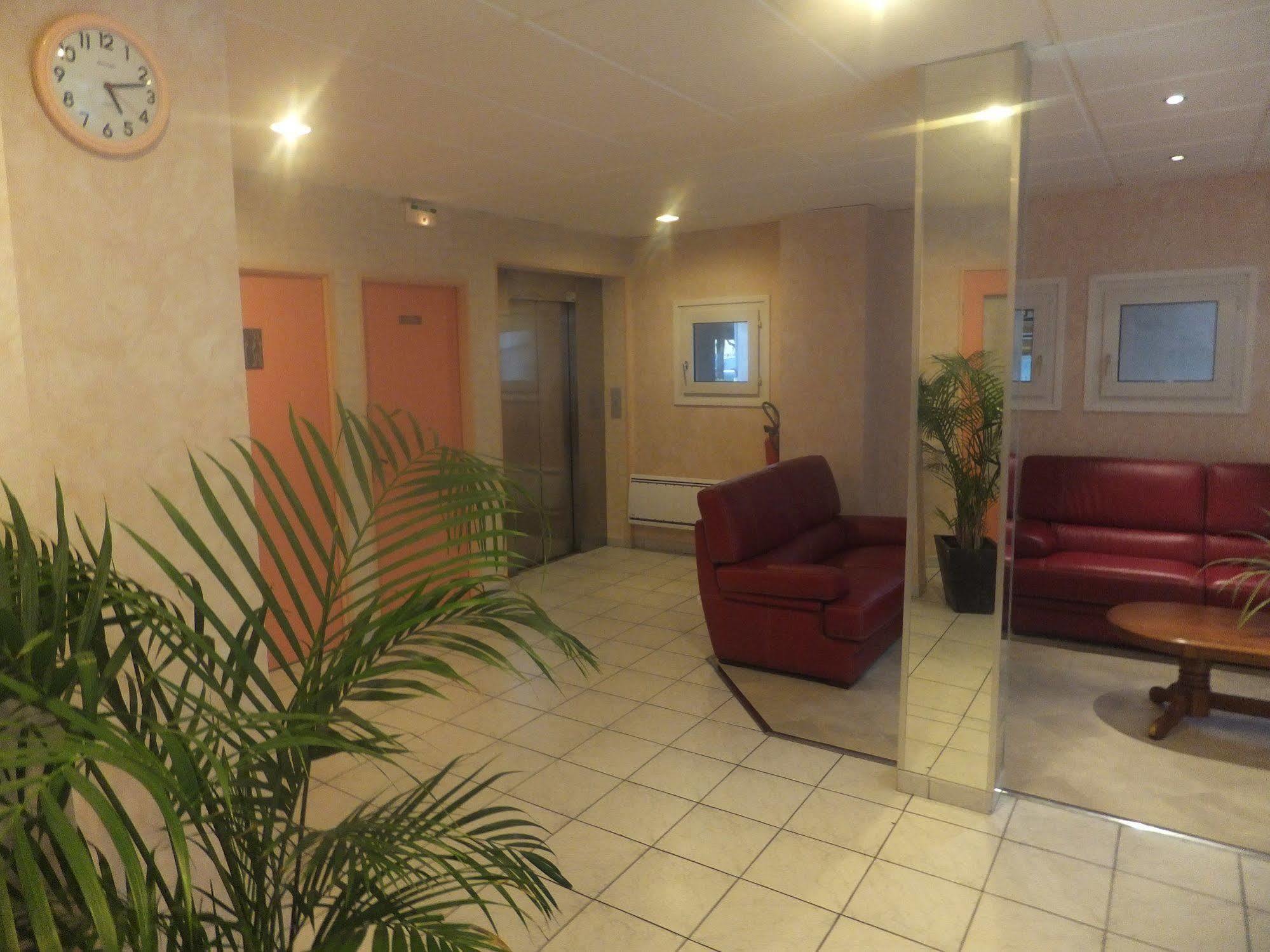 Hotel Le Village Gif-sur-Yvette Esterno foto