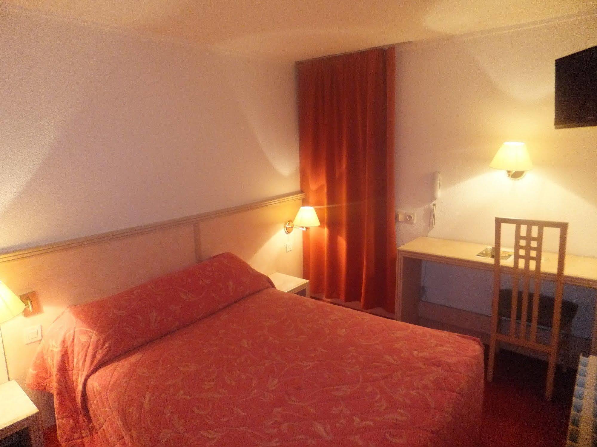 Hotel Le Village Gif-sur-Yvette Esterno foto