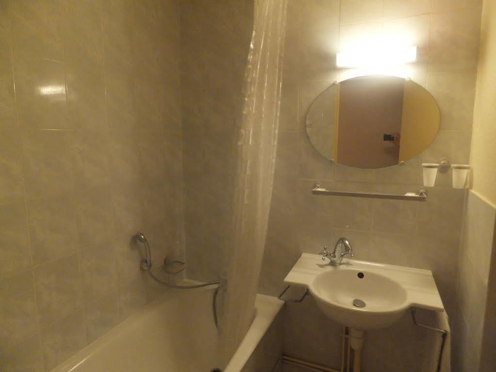 Hotel Le Village Gif-sur-Yvette Esterno foto